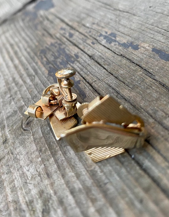 Mod Geometric Screwbacks - image 6