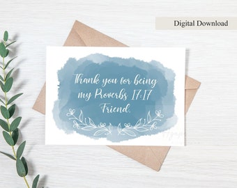 Puede incluir: Una tarjeta imprimible con un fondo de acuarela azul y texto blanco que dice "Gracias por ser mi amigo Proverbios 17:17."