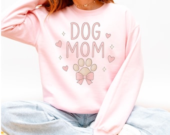 Sudadera Coquette Dog Mom, camiseta con estampado de huellas de perro y lazo rosa, regalo adorable para amantes de los cachorros, sudadera con cuello redondo estilo Dog Mom, ropa cómoda para amantes de las mascotas.