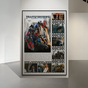 Può includere: Un poster per il film di fantascienza e azione del 2011 Transformers: Dark of the Moon. Il poster presenta un grande robot rosso e blu, Optimus Prime, in piedi di fronte a una città. Il testo "Transformers: Dark of the Moon" è visualizzato in grandi lettere bianche nella parte superiore del poster.