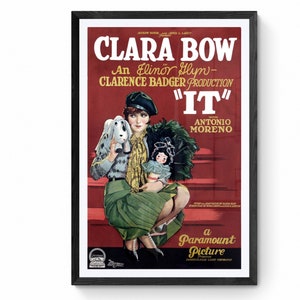 Könnte beinhalten: Ein Vintage-Filmplakat für den Film "IT" mit Clara Bow in der Hauptrolle. Das Plakat hat einen roten Hintergrund mit weißem Text und ein Schwarzweißbild von Clara Bow, die eine Puppe und ein Stofftier hält. Der Text auf dem Plakat lautet "Clara Bow, eine Produktion von Elinor Glyn-Clarence Badger, "IT", Antonio Moreno, Ein Paramount-Film."