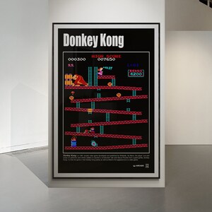 Può includere: Un poster vintage del classico gioco arcade Donkey Kong. Il poster presenta uno sfondo nero con uno schermo di gioco rosso e blu che mostra Donkey Kong, Mario e Pauline. Il testo "Donkey Kong" è in cima al poster in lettere bianche. I testi "HIGH SCORE" e "BONUS" sono anche visibili sul poster.