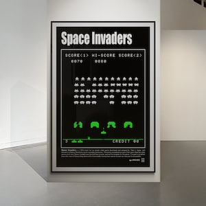 Puede incluir: Un póster en blanco y negro con el texto "Space Invaders" en letras blancas grandes. El póster presenta una pantalla de videojuego retro con una nave espacial extraterrestre verde y el texto "SCORE<1> 0070 HI-SCORE 0880 SCORE<2> CREDIT 00".