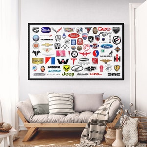 Può includere: Uno sfondo bianco con una cornice nera che circonda un collage di loghi di auto. I loghi sono disposti in righe e colonne e includono marchi come Ford, Jeep, GMC e Hummer.
