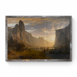 Può includere: Un dipinto incorniciato che rappresenta un paesaggio con scogliere imponenti e un fiume in primo piano. Il cielo è un mix di arancione, giallo e blu, con nuvole sparse sulla tela. Il dipinto è incorniciato in una cornice di legno rustica.