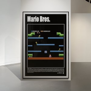 Puede incluir: Un póster en blanco y negro con el texto "Mario Bros." en la parte superior. El póster presenta una captura de pantalla del clásico juego de arcade Mario Bros. La pantalla del juego muestra a Mario y Luigi saltando sobre un tubo y una tortuga. La puntuación se muestra en la parte superior de la pantalla. El póster también incluye una descripción del juego.