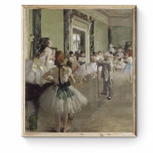 Può includere: Un dipinto che rappresenta una lezione di balletto in una grande sala piena di luce. Le ballerine indossano tutù bianchi e si esercitano nei loro movimenti. Un uomo con un bastone si trova sullo sfondo, osservando la classe.