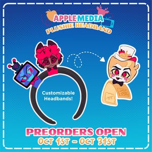 Op de afbeelding: Een zwarte haarband met twee pluche figuren: een personage met een blauwe televisie als hoofd en een personage met roze haar en rode ogen. Een lichtgekleurd personage met een hoge hoed is zichtbaar. Tekst: APPLEMEDIA PLUSHIE HEADBAND.