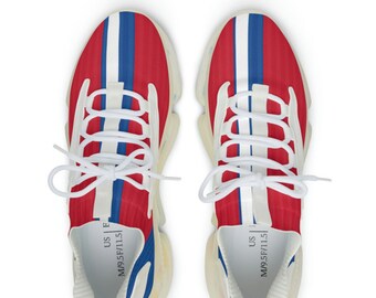 Puede incluir: Un par de zapatillas blancas con tejido a rayas rojo, blanco y azul. Las zapatillas tienen cordones blancos y una suela blanca. La talla está marcada como "M9.5/SF11.5 | US | E".