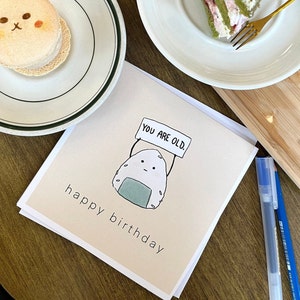 Carte de joyeux anniversaire - Onigiri, petit lapin asiatique, salutation mignonne drôle, anniversaire, fête, fête, nourriture et boisson