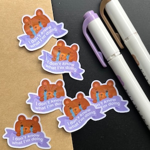 Sticker holographique ours anxieux, stressé et émotif - Rentrée des classes - Nouvel emploi - Juste parce que