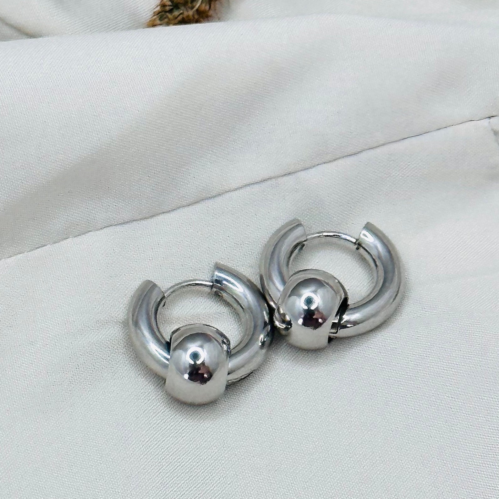 WOWORAMA Chunky Hoop Earrings For Women - Gold & Silver Stainless Steel Hollow Hoops, 20/30/40mm