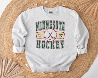 Retro Minnesota Wil Sweatshirt Distressed Crewneck Throwback T-Shirt Vintage Hoodie Gift For Ice Hockey Fan