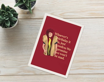 Può includere: Una carta rossa con un'illustrazione di cartone animato di una persona vestita da hot dog. Il testo sulla carta dice "Whoever's birthday it is, just confess We promise we won't be mad."
