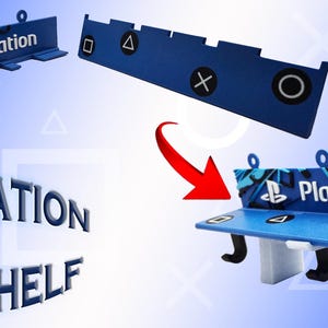 Puede incluir: Estantería azul de PlayStation para niños con el logotipo de PlayStation y los símbolos de los botones del mando. La estantería tiene una base blanca y patas negras. También se ve el texto "PlayStation Kids Shelf".