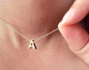 Delicado collar con inicial bañado en oro, dije de letra personalizado
