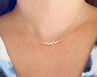 Collar delicado de hojas de oro: rama floral, circonita cúbica