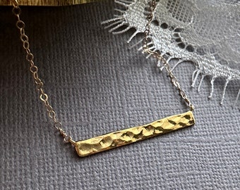 Collar con barra de oro texturizada: oro de 18 quilates sobre plata de ley.