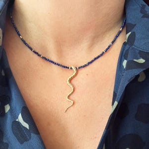 Guldfärgad ormhängechoker, liten lapis lazuli-pärlchoker
