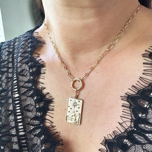 Collier pendentif carte tarot, collier carte tarot soleil or, collier pendentif étiquette rectangulaire, collier chaîne trombone doré, cadeau pour elle