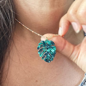 Green Monstera Leaf Necklace, Green tortoise leaf necklace, Tropical Plant leaf necklace, Beach Summer vacation Jewelry, Gift for her