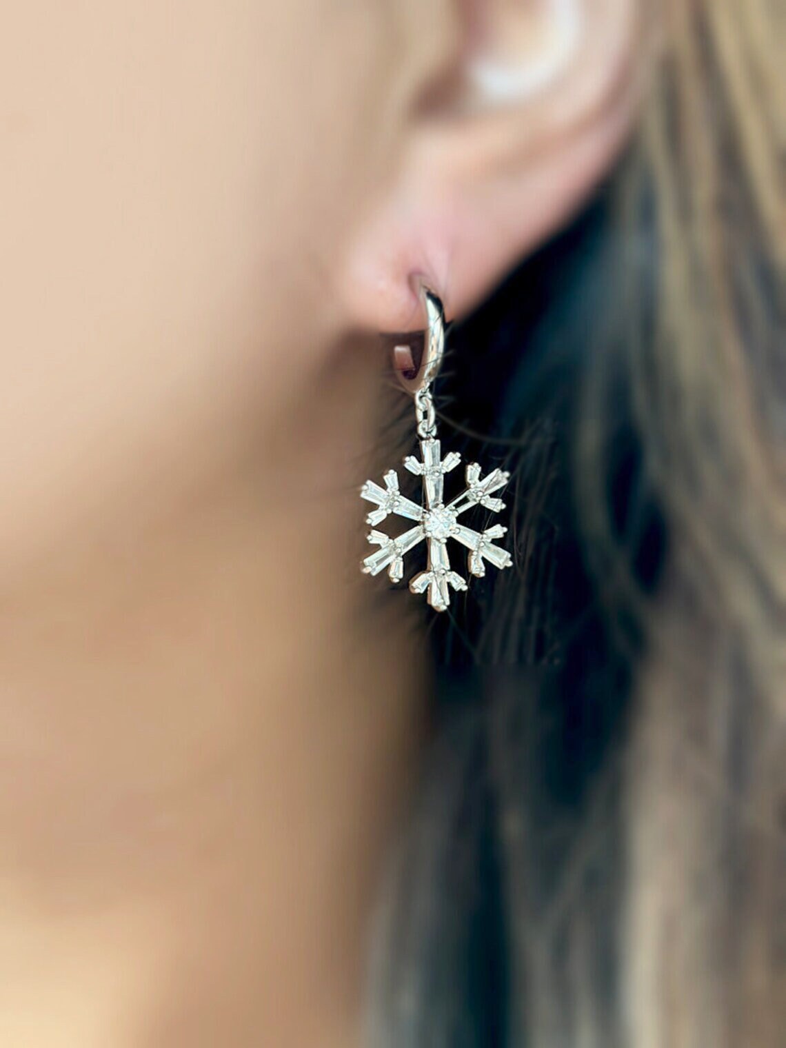 Winter Holiday CZ Snowflake Dangle Chandelier Earrings In - Foto 2