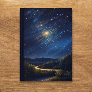 Könnte beinhalten: Ein dunkelblauer Notizbuchumschlag mit einem Sternenhimmel-Design. Der Himmel ist gefüllt mit weißen Sternen und Lichtstreifen, und ein heller Stern leuchtet in der Mitte. Eine kurvenreiche Straße führt durch einen dunklen Wald im Vordergrund.