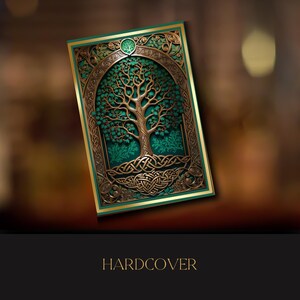 Könnte beinhalten: Ein Hardcover-Buch mit einem grünen und goldenen Einband, der eine detaillierte Illustration eines Baumes mit komplizierten keltischen Knoten zeigt. Der Baum ist von einem dekorativen Rahmen umgeben.