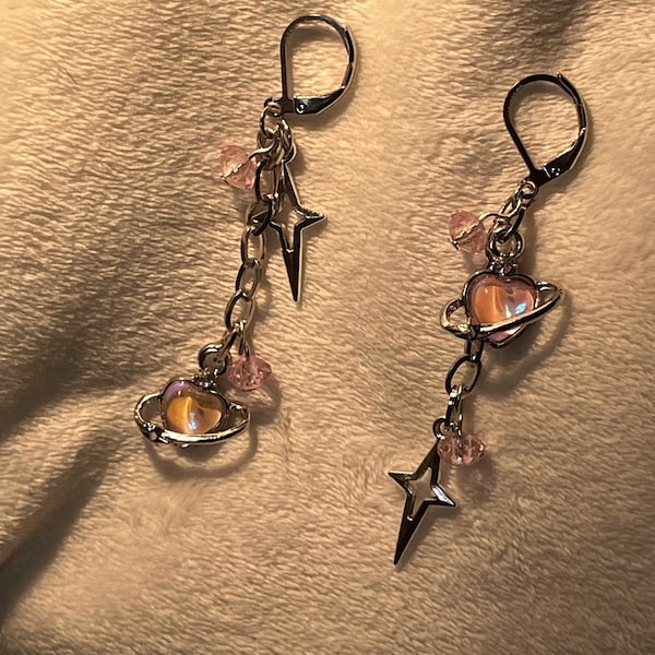 ミスマッチなダングルイヤリング | グランジゴスY2Kスタイル | ハート、星、十字架 | 非対称ジュエリー