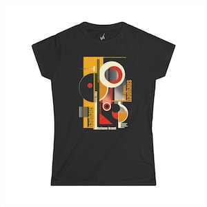 Puede incluir: Camiseta negra con un diseño gráfico que presenta formas geométricas en rojo, amarillo y negro. El diseño incluye el texto "bauhaus" y "Marianne Brandt".
