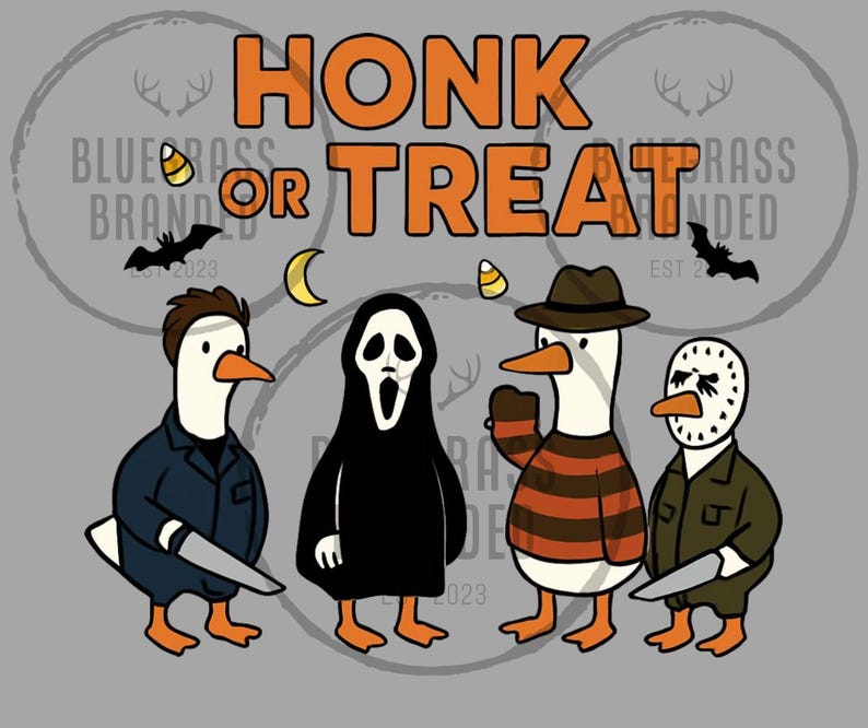 Op de afbeelding: Een Halloween-illustratie met vier ganzen in horrorfilmkostuums. De ganzen zijn verkleed als Michael Myers, Ghostface, Freddy Krueger en Jason Voorhees. De tekst "HONK OR TREAT" staat in oranje afgebeeld.