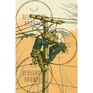 Op de afbeelding: Illustratie van twee nutsarbeiders op een houten elektriciteitspaal, met helmen en veiligheidsuitrusting. De afbeelding heeft een vintage esthetiek met de tekst "Bluegrass Branded EST 2023" in een cirkelvormig ontwerp.