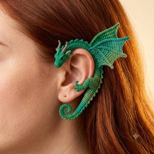 Häkelanleitung für einen Ohrclip mit grünem Drachenmotiv, Mikro-Häkelanleitung, Fantasy-Schmuckleitfaden (PDF-Download)