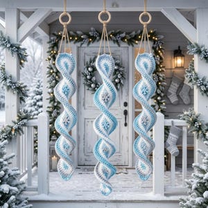 Patrón de ganchillo en PDF para molinillo de viento de copo de nieve invernal, tutorial para atrapasoles en espiral de carámbanos, guía para adornos colgantes navideños en trío, decoración para el porche