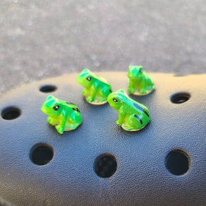 ONE Green Realistic Frog Shoe Charm / Fun / Cute / Small / Tiny / Animal / Tropical / Gift / Rainforest / Unique / Kids