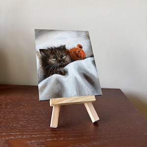 Mini tableau Grumpy Cat - 4 x 5 pouces oeuvre d'art originale peinte à la main avec ours en peluche - Cadeau chat drôle avec chevalet