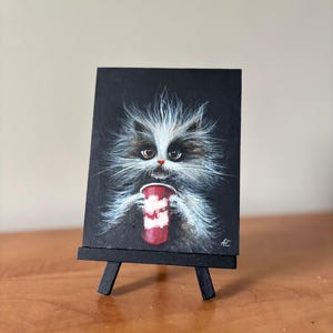 Mini tableau chat - chaton duveteux avec tasse à café - oeuvre d'art acrylique originale avec chevalet de 4 x 5 po.