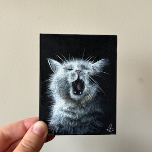 Peinture sur bois de mini chat - Art de chat qui bâille - Portrait de chat original en acrylique - Cadeau d'art de petits animaux avec chevalet