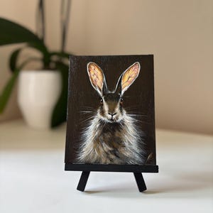 Peinture miniature de lièvre sur bois - Art animalier original - Oeuvre d&#39;art de lapin avec chevalet - Cadeau fait main pour les amoureux de la nature