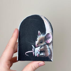 Peinture miniature de la souris dans un livre de lecture, décoration murale de la maison de la souris, cadeau de décoration pour les amateurs de livres, peinture 3D trou de souris