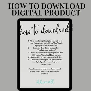 Pu&ograve; includere: Un tablet digitale mostra le istruzioni su come scaricare un prodotto digitale. Il testo guida gli utenti Etsy su come trovare il pulsante "Scarica file". Lo schermo mostra anche il logo del negozio, "ikkimall."