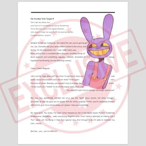 Pu&ograve; includere: Stampa d'arte digitale raffigurante un personaggio di coniglio viola dei cartoni animati con un ampio sorriso, che indossa una tuta rosa. L'immagine &egrave; su sfondo bianco con testo scritto a mano e un timbro rosso.