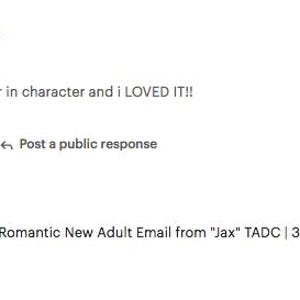 Pu&ograve; includere: Una recensione del cliente con cinque stelle e il testo "amazing, it was super in character and i LOVED IT!!". Sotto la recensione c'&egrave; una grafica con un personaggio viola che tiene una rosa e il testo "Romantic New Adult Email from Jax".