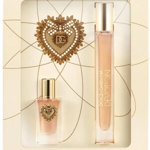 Op de afbeelding: Een geschenkset met Dolce & Gabbana Devotion parfum. De set bevat een fles in normale grootte en een kleinere reisfles. Beide flessen hebben een gouden hartontwerp met het logo van het merk.