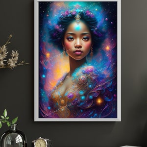 Puede incluir: Una pintura digital de una mujer con cabello oscuro y un tocado adornado con joyas. Está rodeada por una nebulosa giratoria de azul, morado y dorado. Los ojos de la mujer están cerrados y tiene una expresión serena.