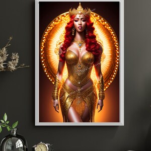 Puede incluir: Una mujer con el pelo largo y rojo lleva una corona dorada y un atuendo dorado adornado. Ella se para frente a un círculo dorado grande con un halo de luz detrás de ella.