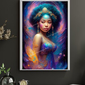 Puede incluir: Una pintura digital de una mujer con cabello azul y una corona dorada. Lleva un vestido azul y dorado y está rodeada por una nebulosa de estrellas y galaxias que gira. La pintura es de estilo moderno y tiene una paleta de colores vibrante.