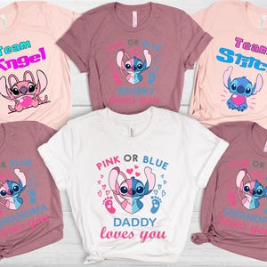 以下が含まれることがあります： ピンクと白のTシャツ6枚セット。ブルーとピンクのスティッチのキャラクターが描かれています。Tシャツには、「チームエンジェル」、「チームスティッチ」、「ピンクかブルーママ愛してる」、「ピンクかブルーパパ愛してる」、「ピンクかブルーおばあちゃん愛してる」、「ピンクかブルーおじいちゃん愛してる」の文字が書かれています。