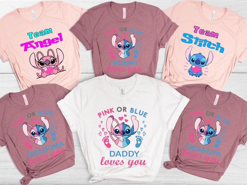 以下が含まれることがあります： ピンクと白のTシャツ6枚セット。ブルーとピンクのスティッチのキャラクターが描かれています。Tシャツには、「チームエンジェル」、「チームスティッチ」、「ピンクかブルーママ愛してる」、「ピンクかブルーパパ愛してる」、「ピンクかブルーおばあちゃん愛してる」、「ピンクかブルーおじいちゃん愛してる」の文字が書かれています。