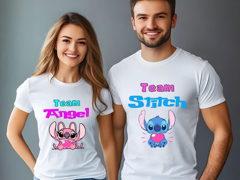 以下が含まれることがあります： スティッチの漫画キャラクターが描かれた白いTシャツ2枚。1枚は「チームエンジェル」と書いてあり、ピンクのスティッチがハートを持っています。もう1枚は「チームスティッチ」と書いてあり、青いスティッチがハートを持っています。